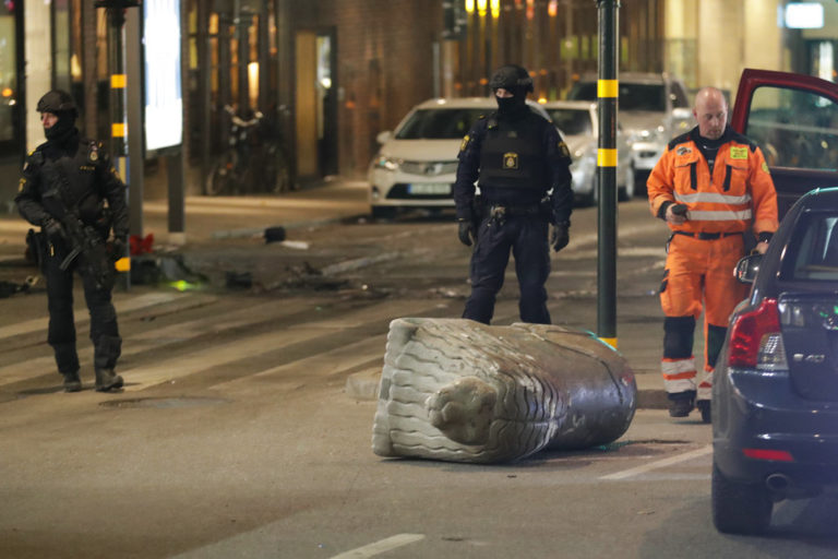 Σουηδία: Τρεις τραυματίες σε συγκρούσεις αστυνομίας-διαδηλωτών που διαμαρτύρονταν για συγκέντρωση ακροδεξιάς οργάνωσης