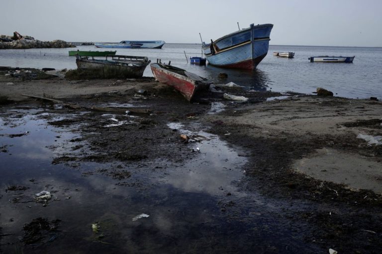 Δεξαμενόπλοιο βυθίστηκε ανοικτά της Τυνησίας – Κίνδυνος για περιβαλλοντική καταστροφή