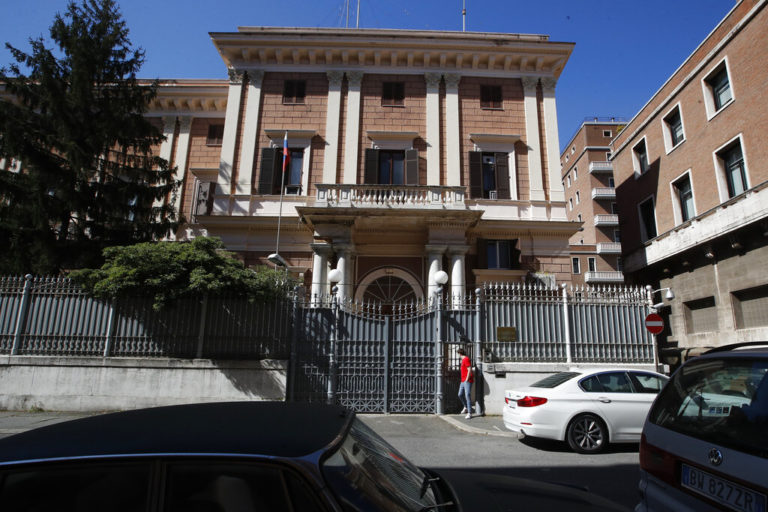 Ιταλία: Υπό κράτηση Ουκρανός που έριξε κόκκινη μπογιά στην Πρεσβεία της Ρωσίας