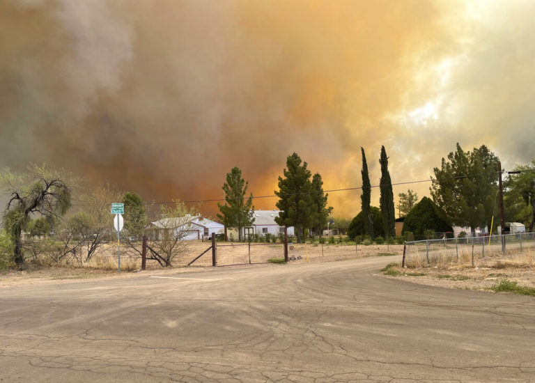ΗΠΑ: Πυρκαγιά στην Αριζόνα σχεδόν τριπλασιάστηκε σε μέγεθος – Χιλιάδες άνθρωποι εγκατέλειψαν τις εστίες τους