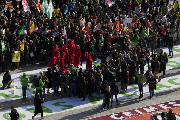 Extinction Rebellion: Διαμαρτυρία στις μεγάλες λεωφόρους του Παρισιού μία εβδομάδα πριν από τον β’ γύρο των προεδρικών εκλογών