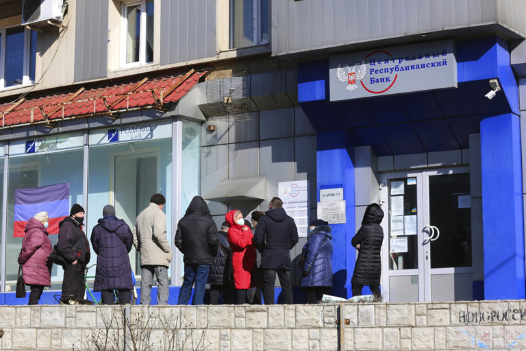 Η κεντρική τράπεζα της Ρωσίας χαλαρώνει κάποιους από τους περιορισμούς για τη μεταφορά χρημάτων στο εξωτερικό