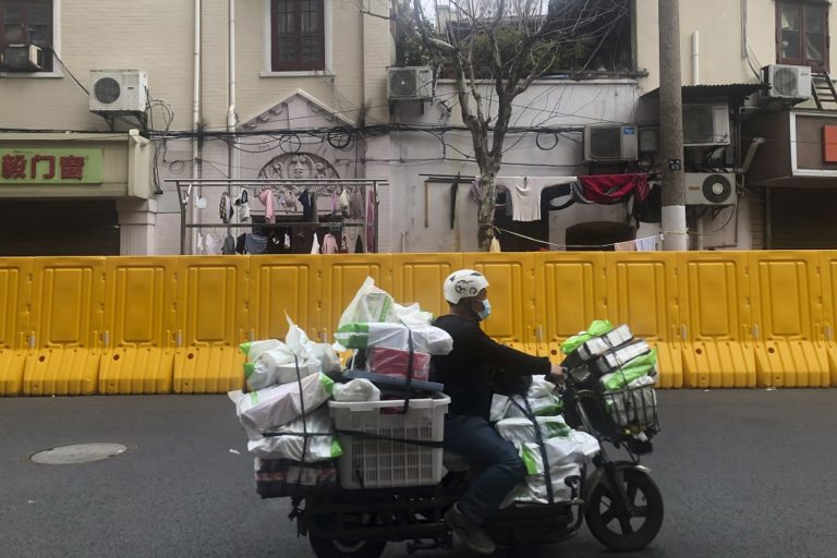 Σανγκάη: ‘Αρση lockdown «πείνας» – Πανηγυρισμοί στα μπαλκόνια μετά από κατ΄ οίκον περιορισμό 21 ημερών