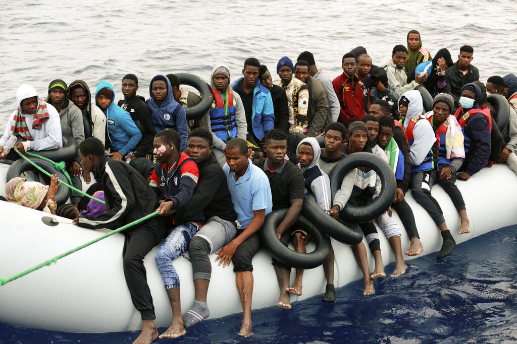 Νέα τραγωδία με μετανάστες: Ανατροπή βάρκας στα ανοιχτά της Λιβύης