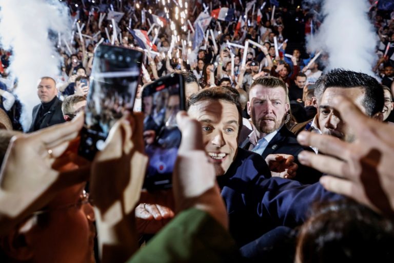 Γαλλία: Ο Εμ. Μακρόν στην βασική προεκλογική συγκέντρωση «χωρίς ασφαλές προβάδισμα»