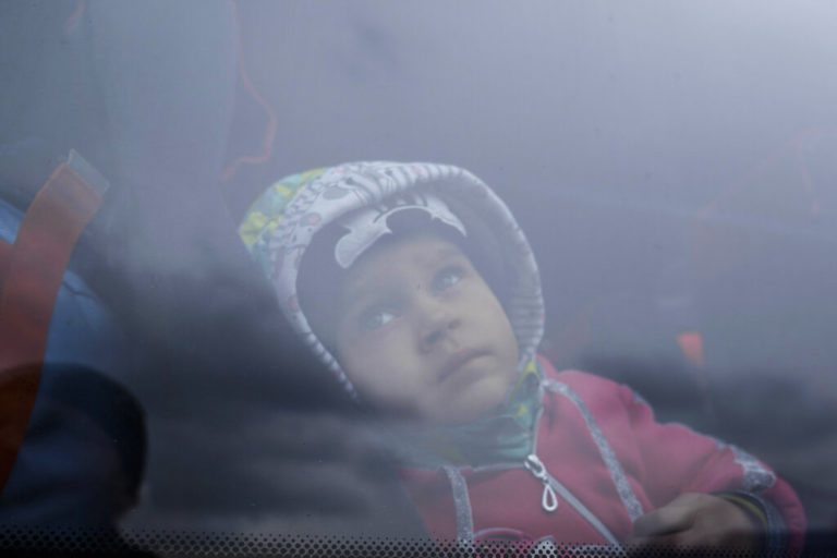 Μεγαλώνει ο φόβος για τα θύματα trafficking στα ουκρανικά σύνορα: “Κίνδυνος να γίνουν σκλάβοι”