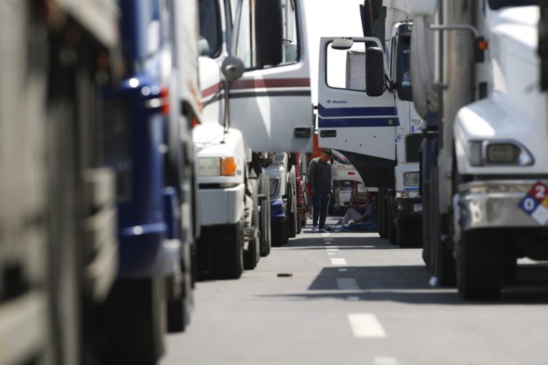 ΕΚ: Αίρονται οι περιορισμοί στη διασυνοριακή ενοικίαση φορτηγών χωρίς τους οδηγούς τους