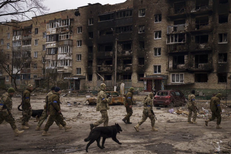 Ουκρανία: Βομβαρδίζεται η πόλη Σεβεροντονέτσκ – Xτυπήθηκαν δέκα κτίρια και ένα εμπορικό κέντρο