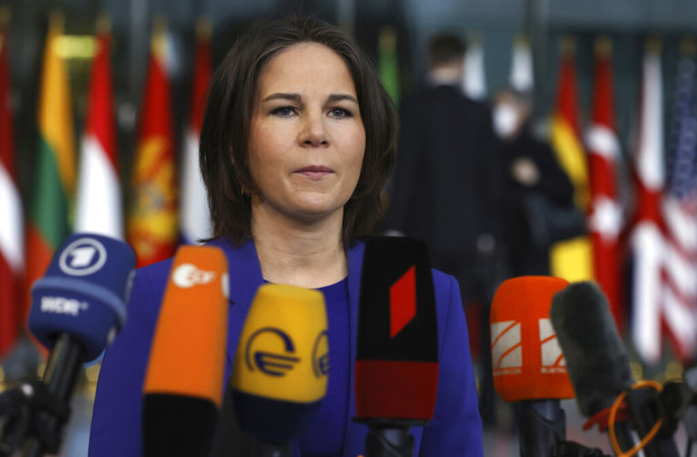 Η Αναλένα Μπέρμποκ υπέρ της παράδοσης βαρέων όπλων στην Ουκρανία 
