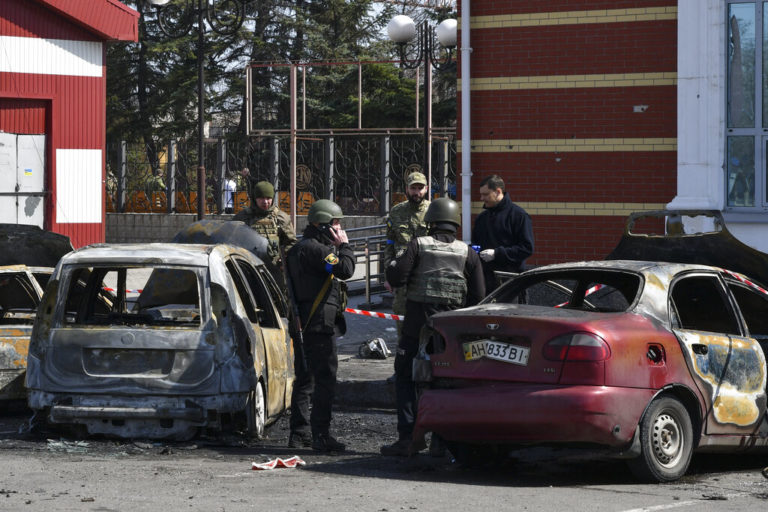 Ουκρανία: Ο Μπάιντεν κατηγορεί τη Ρωσία για «φρικτή θηριωδία» στο Κραματόρσκ