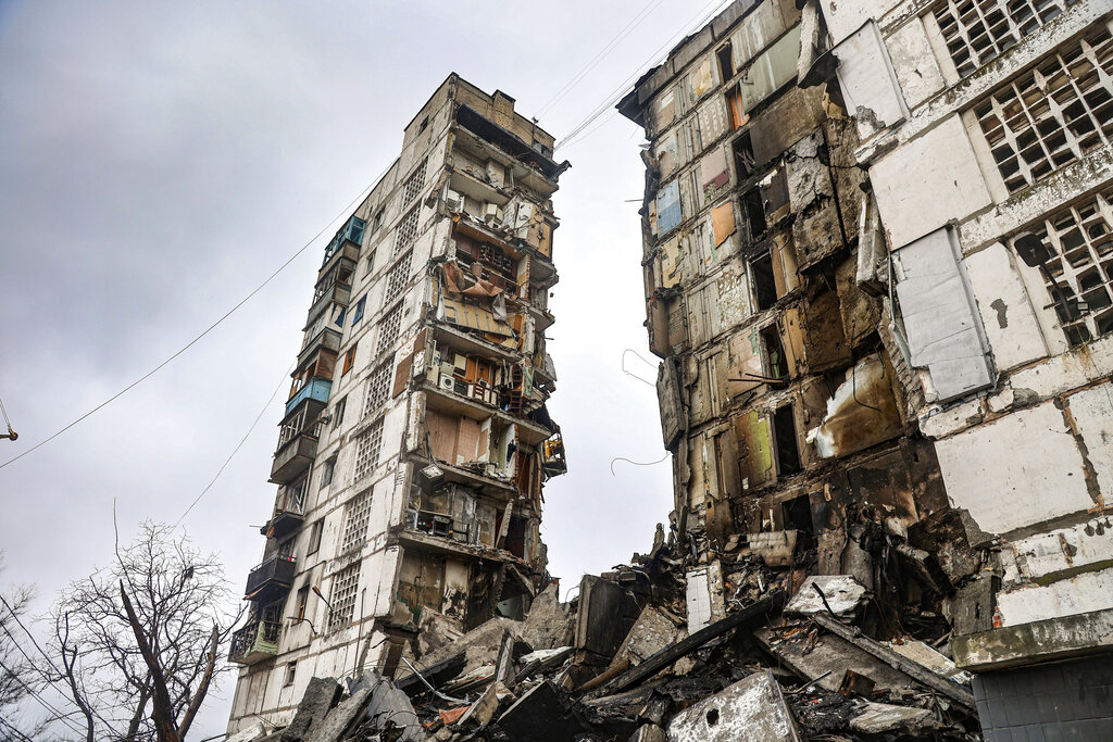 Ουκρανία: Νεκροί και τραυματίες στο Χάρκοβο – Η άρνηση Μακρόν να καταγγείλει «γενοκτονία» και η αντίδραση Ζελένσκι