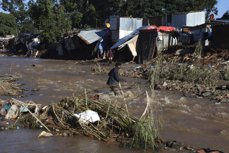 Θρήνος στη Νότια Αφρική για 400 νεκρούς από τις φονικές πλημμύρες