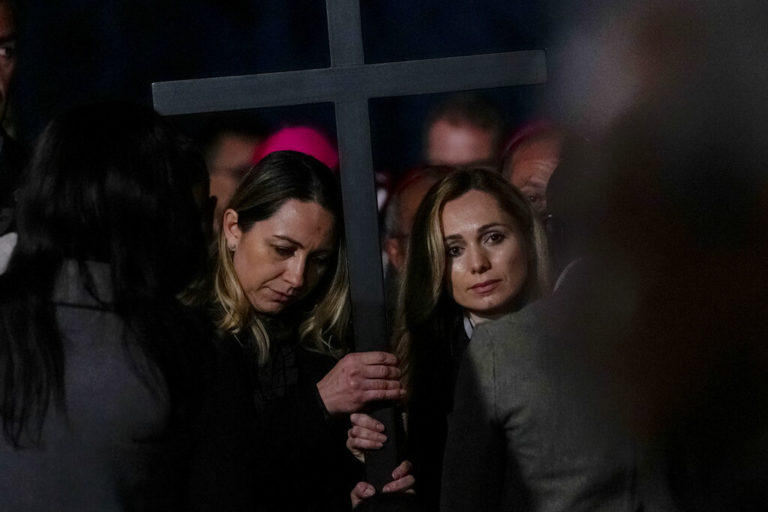 Καθολικό Πάσχα: Δύο γυναίκες από την Ουκρανία και τη Ρωσία σήκωσαν το σταυρό – Οι δύο χώρες μαζί στη Via Crucis εν μέσω ουκρανικού μποϊκοτάζ της τελετής