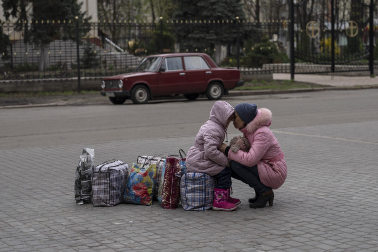 Συνεχίζεται η απομάκρυνση αμάχων στην Ουκρανία