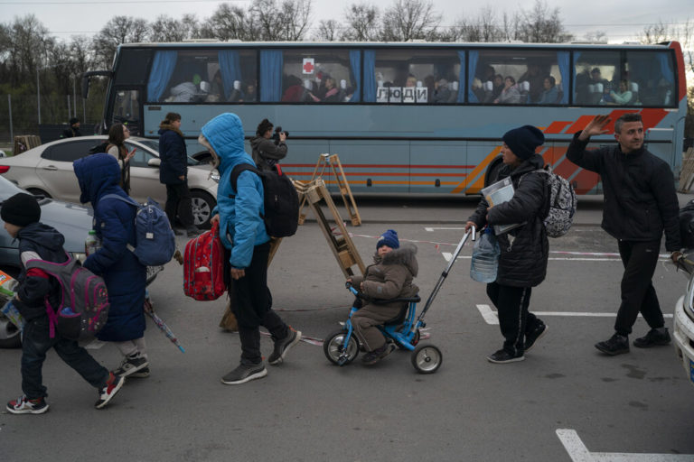 ΕΚ: Μεγάλοι οι κίνδυνοι παράνομης υιοθεσίας παιδιών που φεύγουν από τον πόλεμο της Ουκρανίας