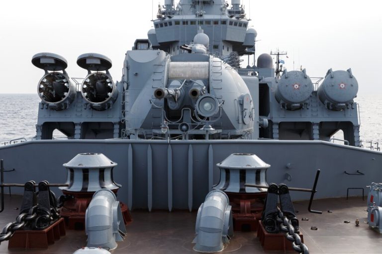 Εκτός μάχης η ρωσική ναυαρχίδα Moskva – Συνεχίζει να φλέγεται, λέει η Ουάσινγκτον