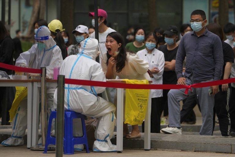 Ανησυχία στους κατοίκους του Πεκίνου για το ενδεχόμενο lockdown – Μεταλλικοί φράκτες έξω από πόρτες κατοικιών στη Σανγκάη