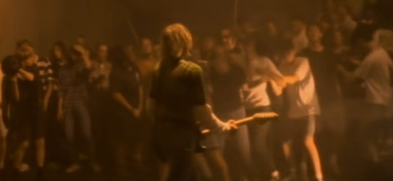 Στο σφυρί η κιθάρα του Κερτ Κομπέιν από το βίντεο του «Smells Like Teen Spirit»