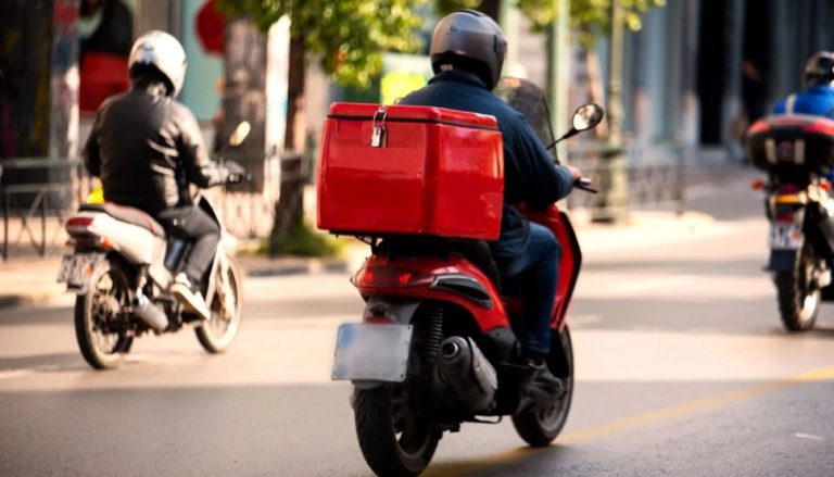 ΑΑΔΕ: Εντατικότεροι οι έλεγχοι για φοροδιαφυγή και στις πλατφόρμες delivery