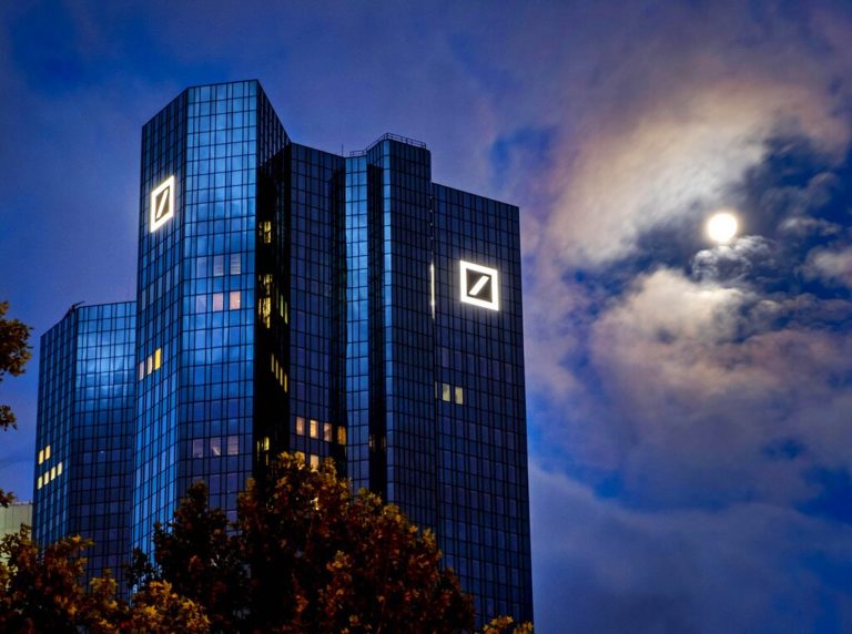 Έφοδος για έρευνα στα κεντρικά της Deutsche Bank στη Φρανκφούρτη