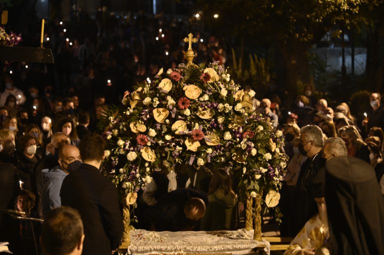 «Ω γλυκύ μου έαρ»: Με κατάνυξη και ευλάβεια η περιφορά Επιταφίων σε ολόκληρη τη χώρα