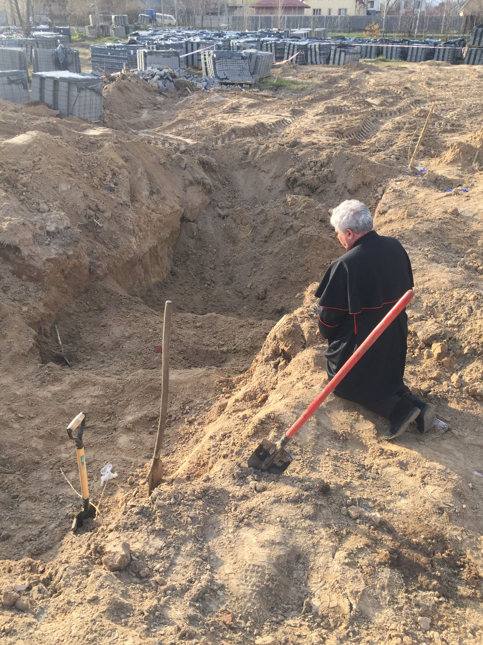 Ουκρανία: Ο Ελεοδότης του Ποντίφικα Φραγκίσκου προσευχήθηκε σήμερα στους τάφους της Μποροντιάνκα