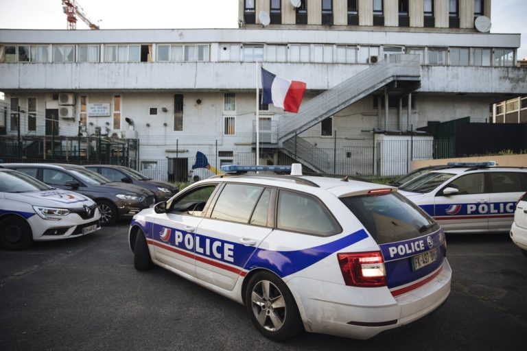 Γαλλία: Ιερέας δέχθηκε επίθεση με μαχαίρι στη Νίκαια – «Στόχος» του ο Μακρόν