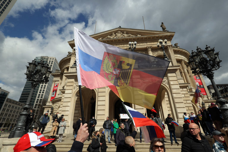 Διαδηλώσεις υπέρ της Ρωσίας και ισχυρές αντισυγκεντρώσεις σε πόλεις της Γερμανίας