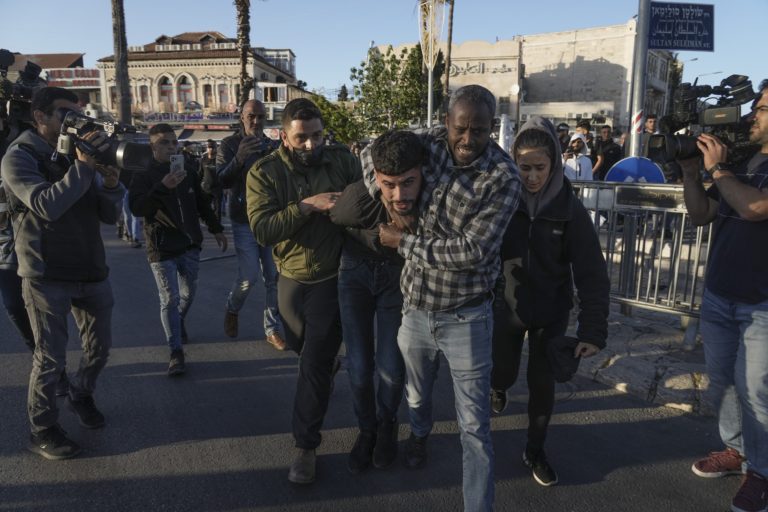 Ιερουσαλήμ: Νέες συγκρούσεις Παλαιστινίων με την ισραηλινή αστυνομία στην Πλατεία Τεμένων-Πάνω απο 30 οι τραυματίες αναφέρουν οι Παλαιστίνιοι