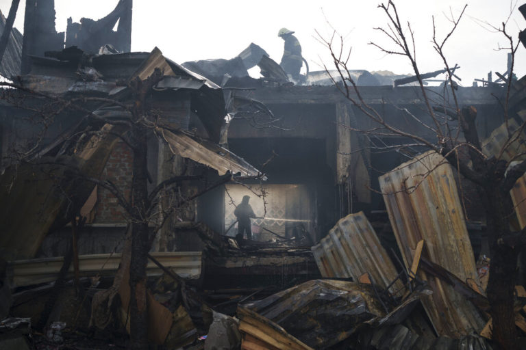 Ουκρανία: 8 νεκροί και 19 τραυματίες από ρωσικούς βομβαρδισμούς στο Χάρκοβο