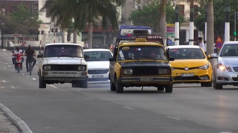 Κούβα: Οι επιπτώσεις του πολέμου στους ιδιοκτήτες Lada που αποτελούν το 90% των κουβανικών αυτοκινήτων (video)