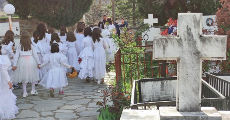 Οι Λαζαρίνες της Κορησού με νυφικά και τραγούδια στο νεκροταφείο (video)