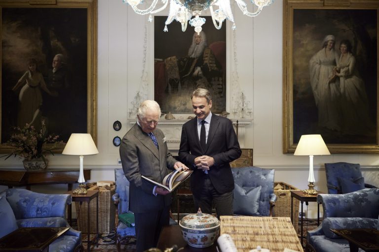 Τι συζήτησε ο Κυρ. Μητσοτάκης με τον πρίγκιπα Κάρολο στη Σκωτία – Η ξενάγηση στην έπαυλη Dumfries House