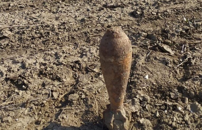 Σέρρες: Βρήκε οβίδα του Β’ Παγκοσμίου Πολέμου στο χωράφι του