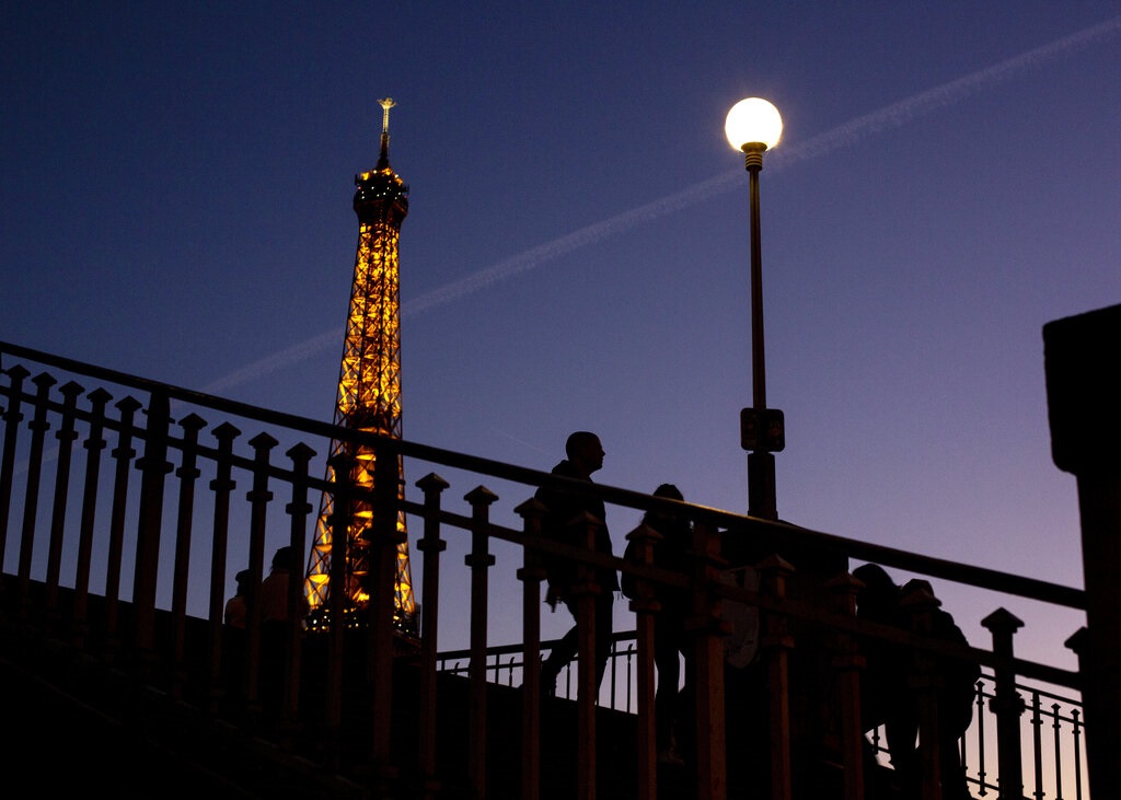 Γαλλία: Περικοπές στον διακοσμητικό φωτισμό από τις 23 Σεπτεμβρίου (video)