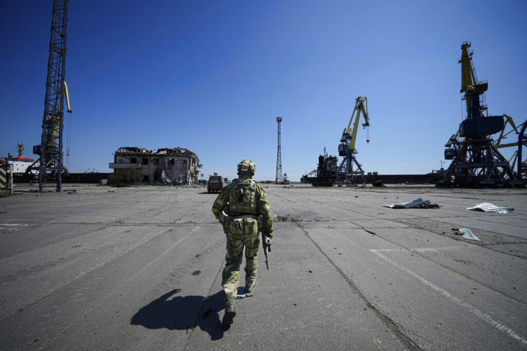 Ουκρανία: Βομβαρδίστηκε το αεροδρόμιο της Οδησσού —  Επιθέσεις στα ανατολικά, κόλαση στη Μαριούπολη