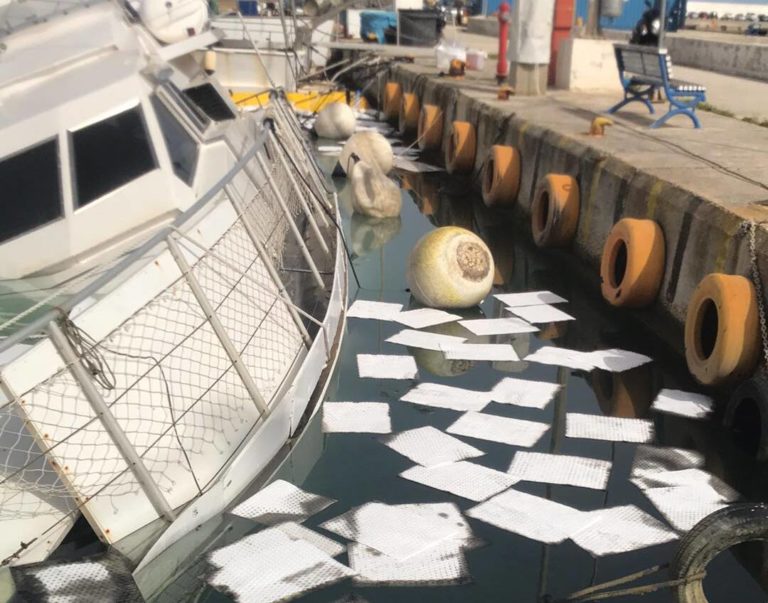 Βύθιση σκάφους στην Κυλλήνη λόγω ρήγματος από την κακοκαιρία