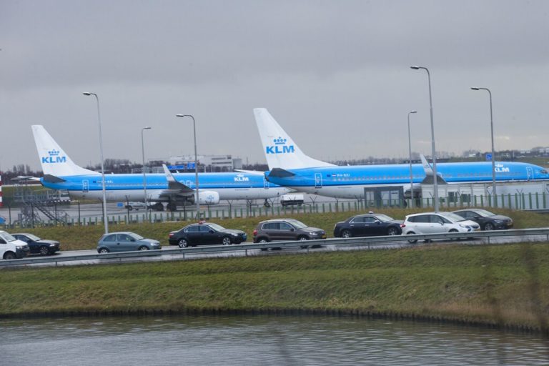 Πλήθη επιβατών στο αεροδρόμιο του Άμστερνταμ Schiphol, η KLM ακυρώνει δεκάδες πτήσεις