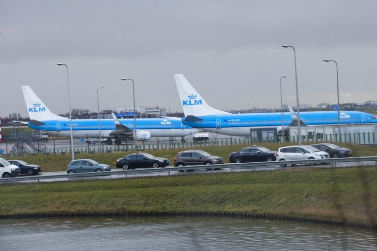 Χάος στο αεροδρόμιο Schiphol του Άμστερνταμ λόγω απεργίας του προσωπικού εδάφους