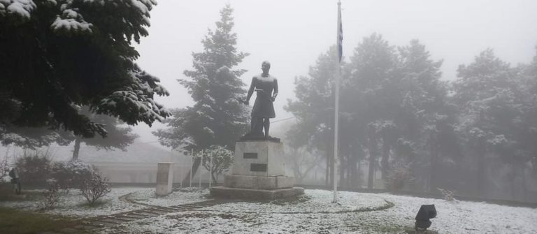 Λάρισα: Χιονίζει στα ορεινά της Ελασσόνας