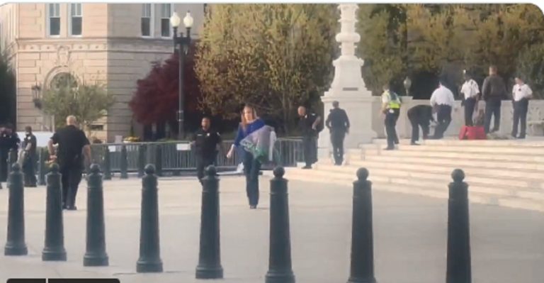 ΗΠΑ: Άνδρας αυτοπυρπολήθηκε μπροστά στο Ανώτατο Δικαστήριο