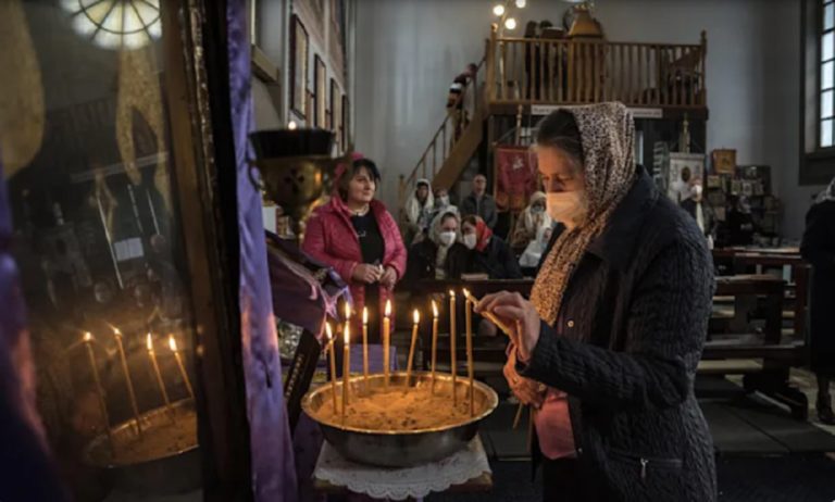 Κίεβο: Με συγκίνηση και προσευχές η πρώτη Ανάσταση  – Σιωπηλές οι εκκλησίες τα μεσάνυχτα του Μ. Σαββάτου