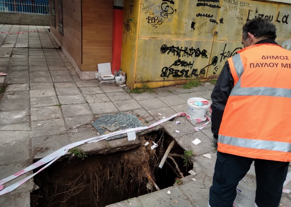Θεσσαλονίκη: Υπάλληλος Καθαριότητας έπεσε σε τρύπα βάθους 2 μέτρων όταν υποχώρησαν πλάκες πεζοδρομίου