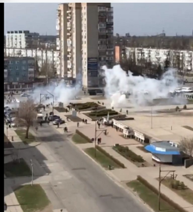 Σκληρές μάχες στη Μαριούπολη – Βομβαρδισμός με ρωσικά δακρυγόνα στη Ζαπορίζια