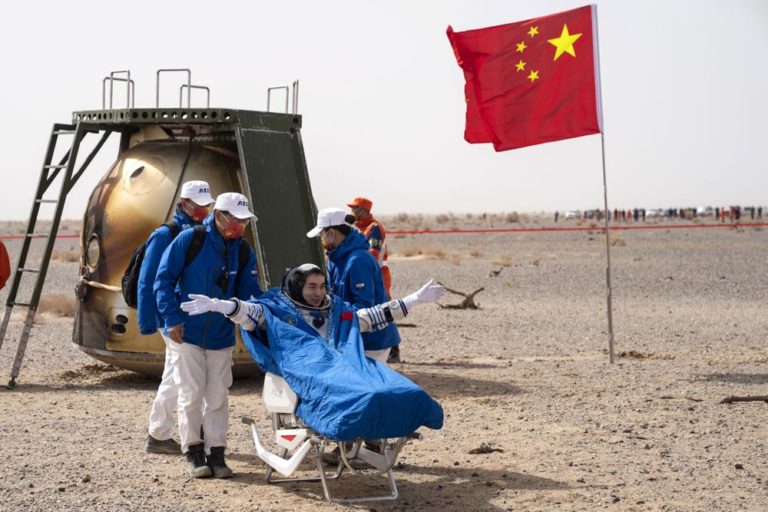 Shenzhou-13: Επέστρεψαν στη Γη οι τρεις αστροναύτες – Εθνικό ρεκόρ παραμονής στο διάστημα