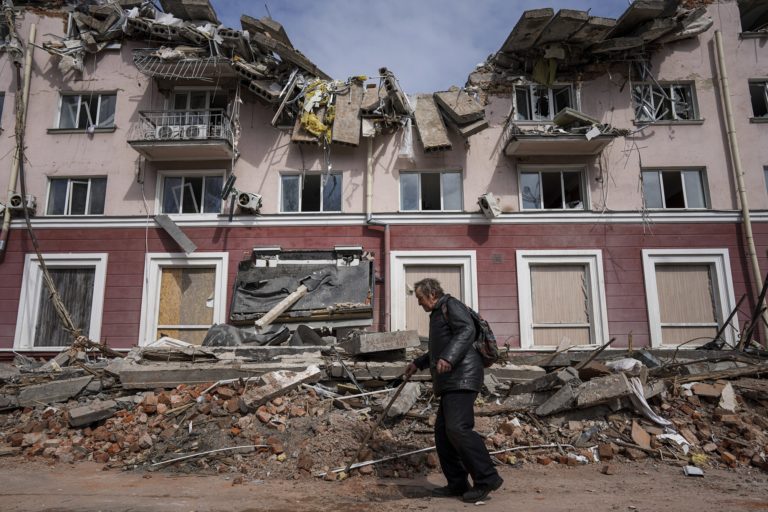 H ΕΡΤ στο κατεστραμμένο Τσερνίχιβ — «700  νεκροί από την αρχή του πολέμου»