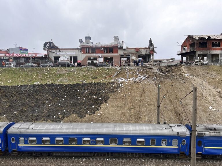 Ουκρανία: Πέντε σιδηροδρομικοί σταθμοί έγιναν στόχος επιθέσεων – Aναφορές για θύματα