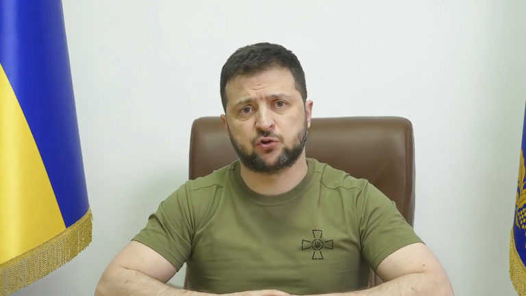 Ζελένσκι προς Μακρόν: «Ποια ταπείνωση των Ρώσων; Μας σκοτώνουν εδώ και 8 χρόνια»