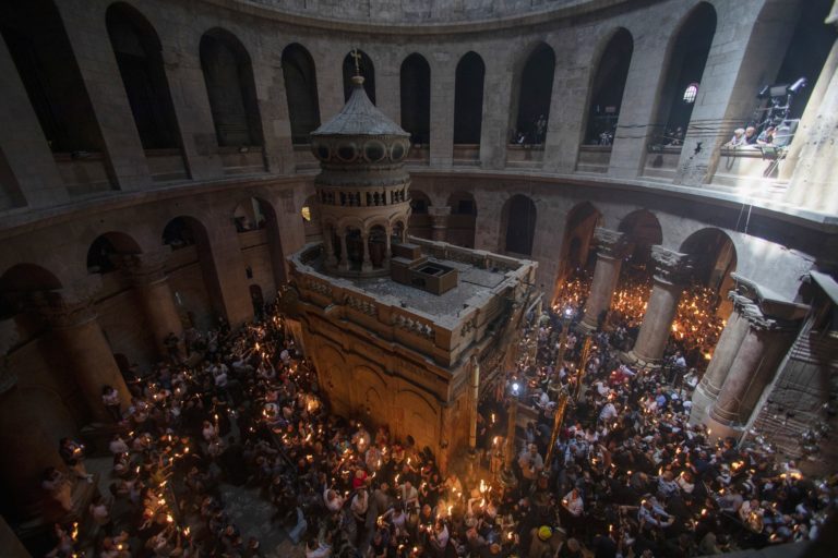 Με λαμπρότητα η τελετή Αφής του Αγίου Φωτός στα Ιεροσόλυμα – Ξεκίνησε το ταξίδι του