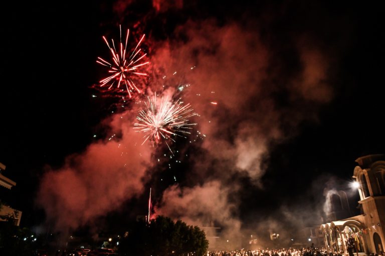 Με κατάνυξη, λαμπρότητα και πυροτεχνήματα η Ανάσταση σε όλες τις εκκλησίες της χώρας (video)